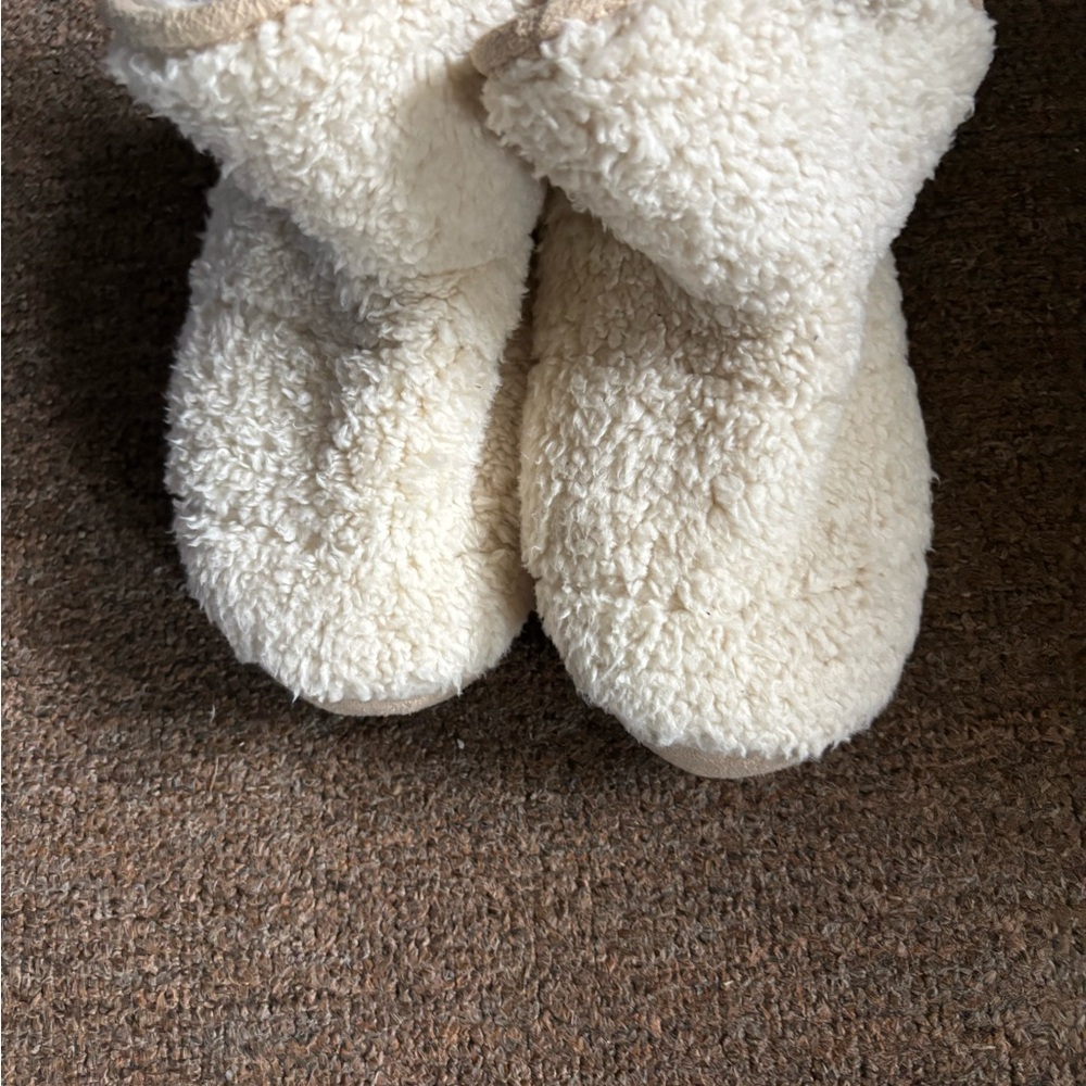 Reitmans Cream Fuzzy Slippers